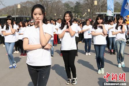 袁泉给女儿开家长会